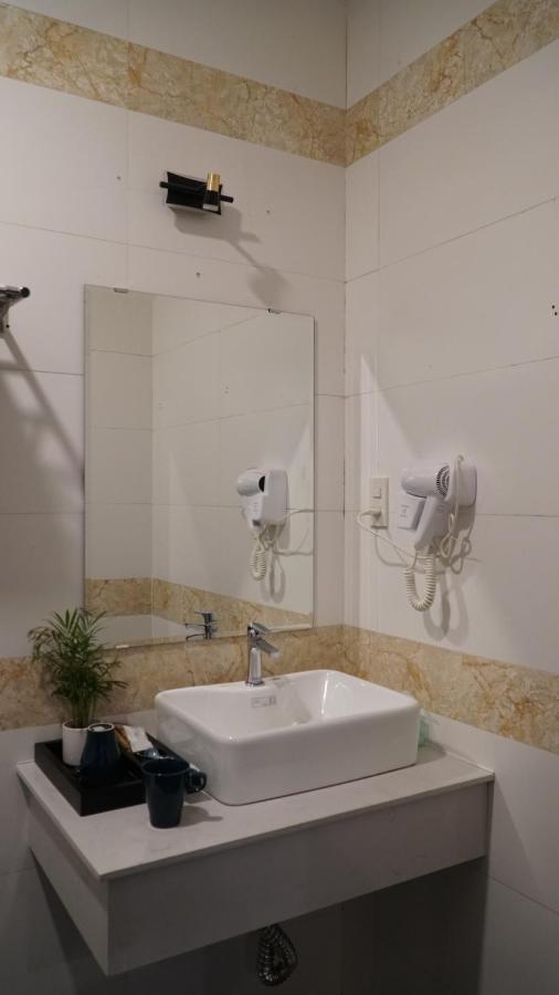 Bros Hotel Хошимин Экстерьер фото